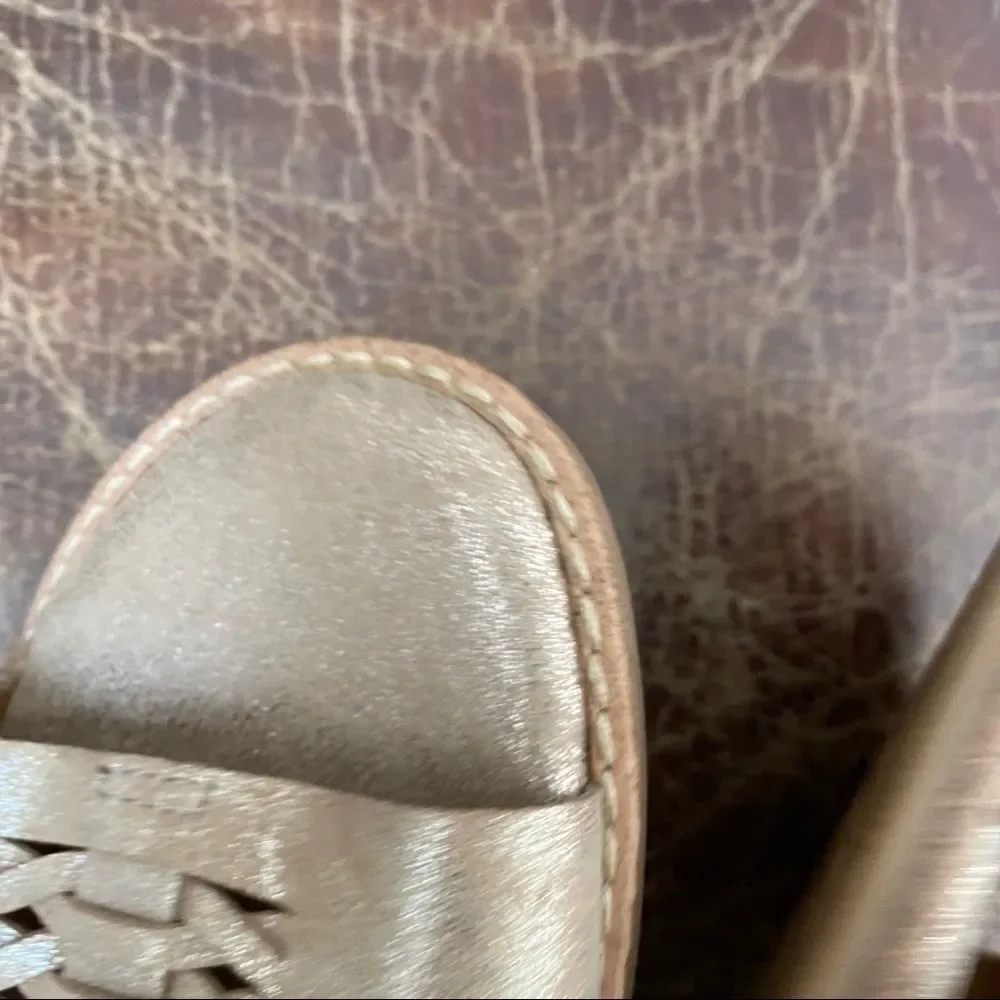 NWOB Euro By Sofft gold espadrille sandals 8 1/2 M